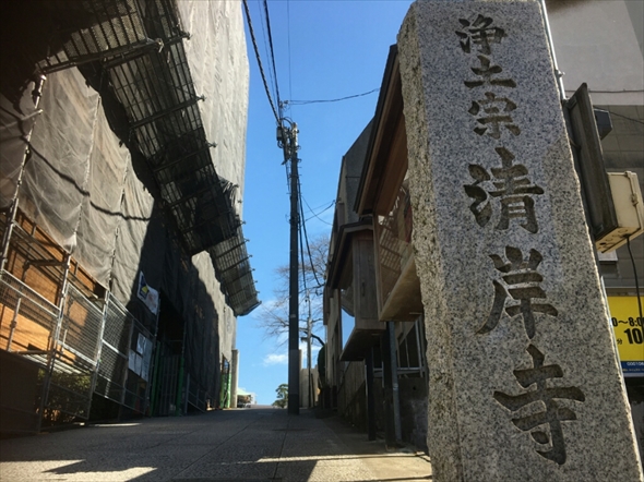 中野通り沿いにお寺の名称が書かれた寺標が立っています。